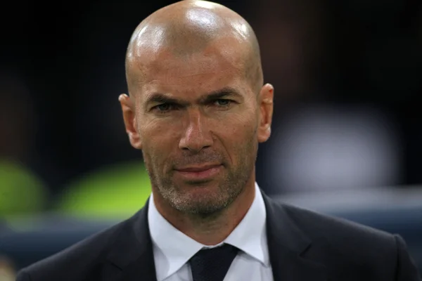 Tout savoir sur la greffe de cheveux de Zidane